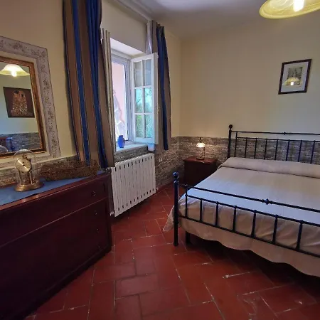 Montesegnale Villa *
